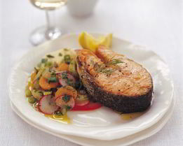 Лосось в хрустящей корочке с маринованными овощами