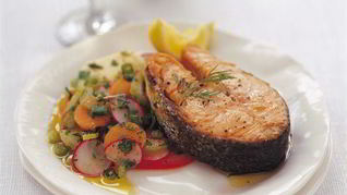 Лосось в хрустящей корочке с маринованными овощами