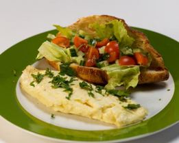 Французский омлет и круассан с овощным тартаром