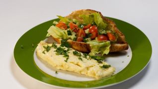 Французский омлет и круассан с овощным тартаром