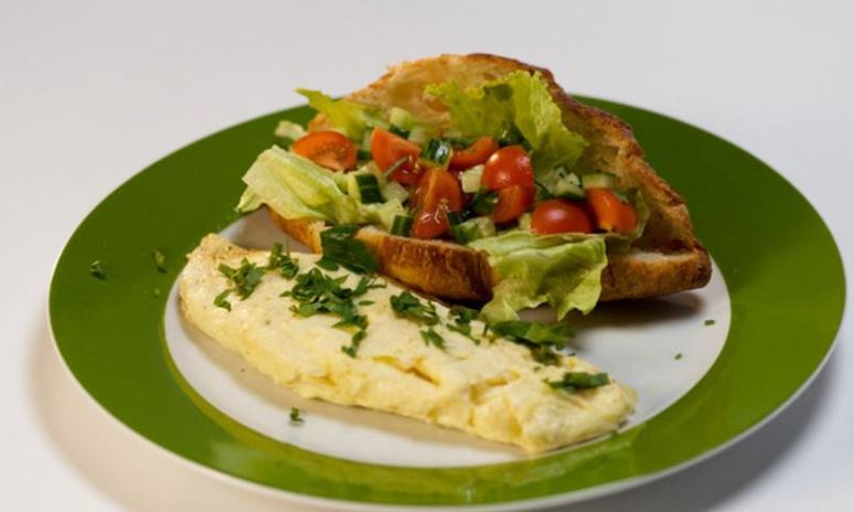 Рецепт французского омлета и круассан с овощным тартаром