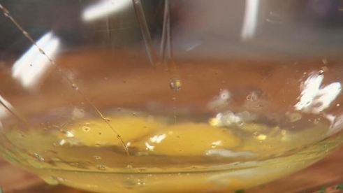 французский омлет и круассан с овощным тартаром