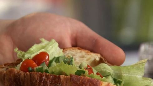 французский омлет и круассан с овощным тартаром