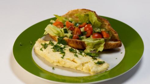 французский омлет и круассан с овощным тартаром