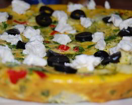 Фриттата с брокколи, цветной капустой и фетой