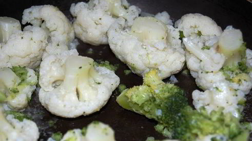 фриттата с брокколи, цветной капустой и фетой