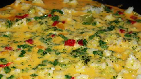 фриттата с брокколи, цветной капустой и фетой