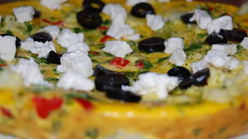 фриттата с брокколи, цветной капустой и фетой