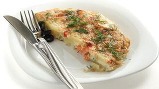 Фриттата с копченым лососем и грибами