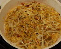 Фриттата с пастой и красным песто