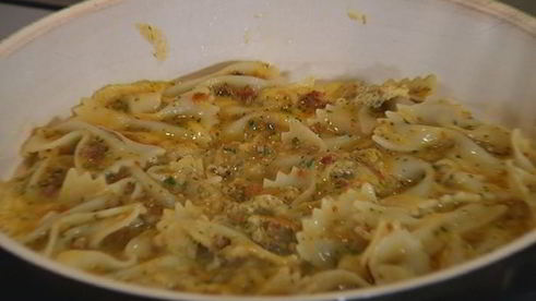 фриттата с пастой и красным песто