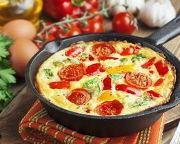 Омлет с болгарским перцем, грибами, помидорами и грудинкой