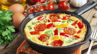 Омлет с болгарским перцем, грибами, помидорами и грудинкой