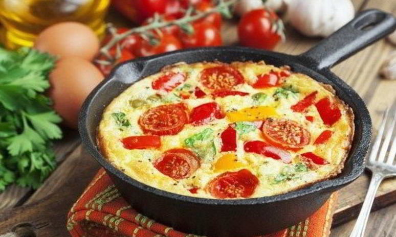 Рецепт омлета с болгарским перцем, грибами, помидорами и грудинкой