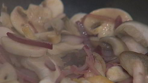 омлет с грибами и куриной печенкой