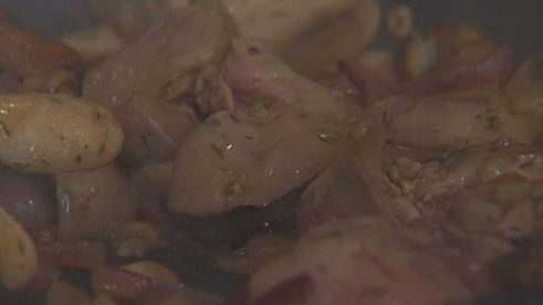 омлет с грибами и куриной печенкой