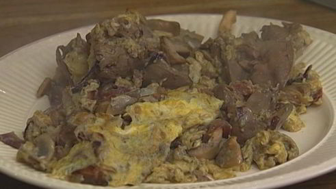 омлет с грибами и куриной печенкой