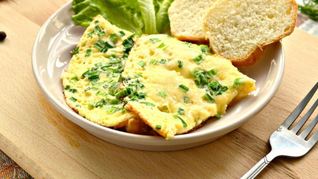 Омлет с картофелем, сыром и свежей зеленью