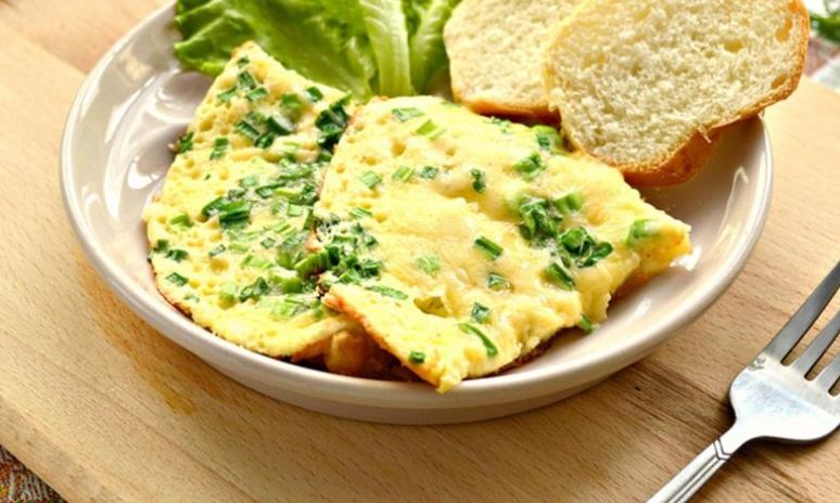 Рецепт омлета с картофелем, сыром и свежей зеленью
