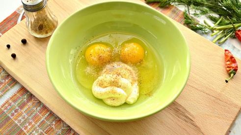 омлет с картофелем, сыром и свежей зеленью