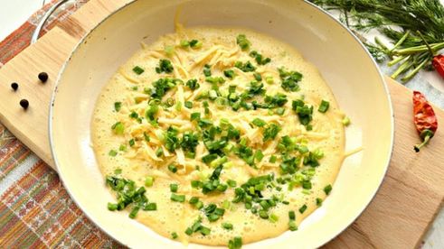 омлет с картофелем, сыром и свежей зеленью