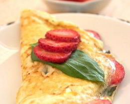 Омлет с клубникой