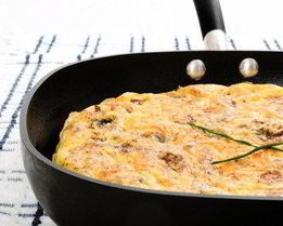 Омлет с куриной печенью и помидорами