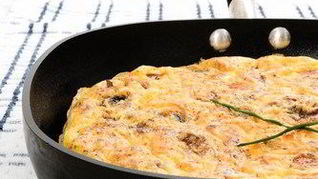 Омлет с куриной печенью и помидорами