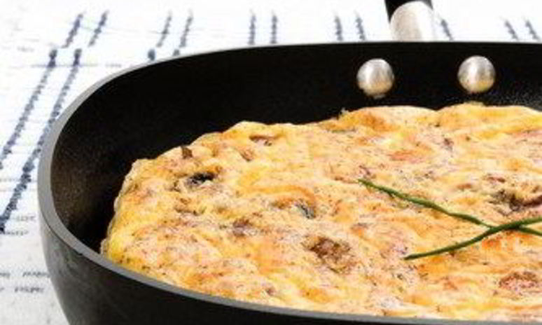 Рецепт омлета с куриной печенью и помидорами