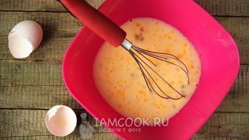 омлет с молоком на сковороде