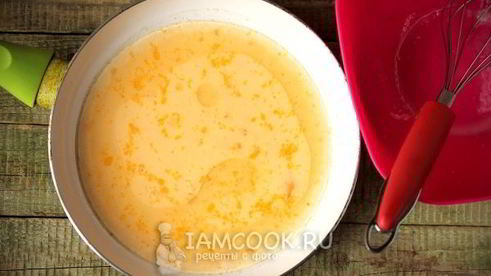 омлет с молоком на сковороде