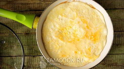 омлет с молоком на сковороде