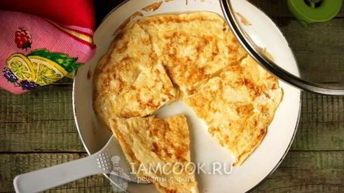 омлет с молоком на сковороде