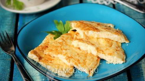 омлет с молоком на сковороде