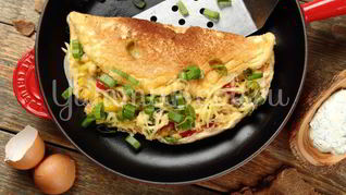 Омлет с овощами и соусом