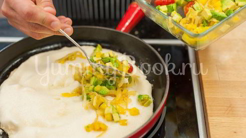 омлет с овощами и соусом