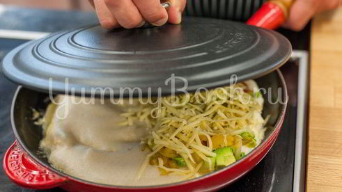 омлет с овощами и соусом