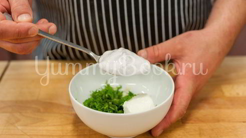 омлет с овощами и соусом