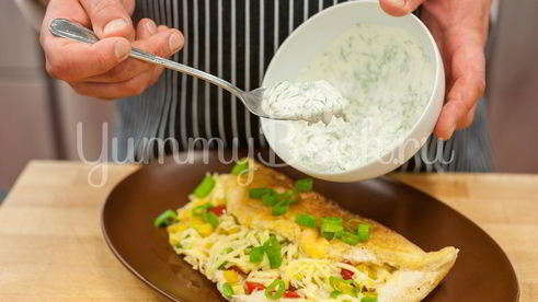 омлет с овощами и соусом