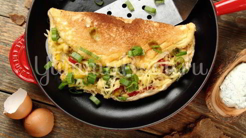 омлет с овощами и соусом