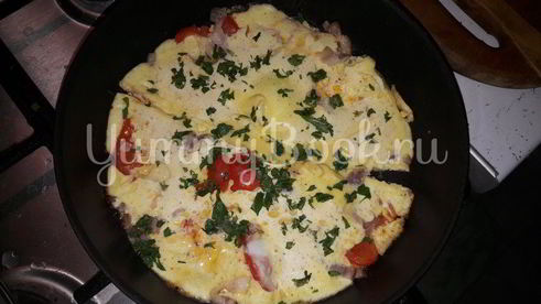 омлет с помидорами и беконом