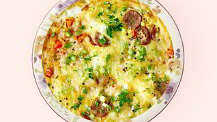 Омлет с сосисками и зеленью