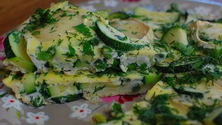 Омлет с цукини и зеленым горошком