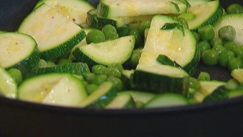 омлет с цукини и зеленым горошком