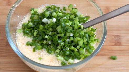 омлет с творогом и зеленым луком