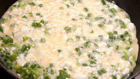 омлет с творогом и зеленым луком