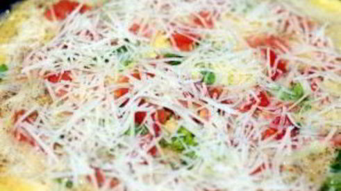 омлет с зеленью и помидорами