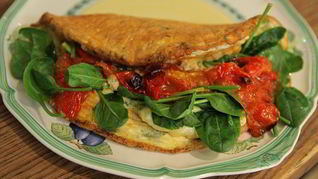 Омлет со шпинатом и помидорами черри