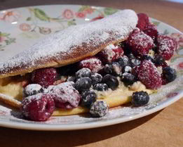 Омлет-суфле с ягодами и вареньем