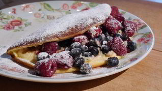 Омлет-суфле с ягодами и вареньем